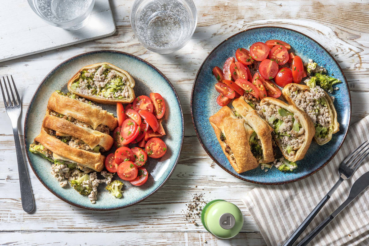 Gevuld bladerdeeg met kipgehakt en broccoli
