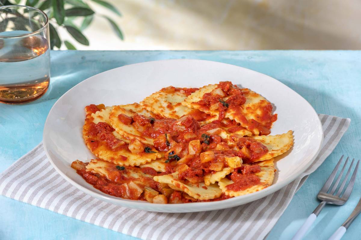 Mezzalune gevuld met venkelworst in tomatensaus, met gestoofde venkel