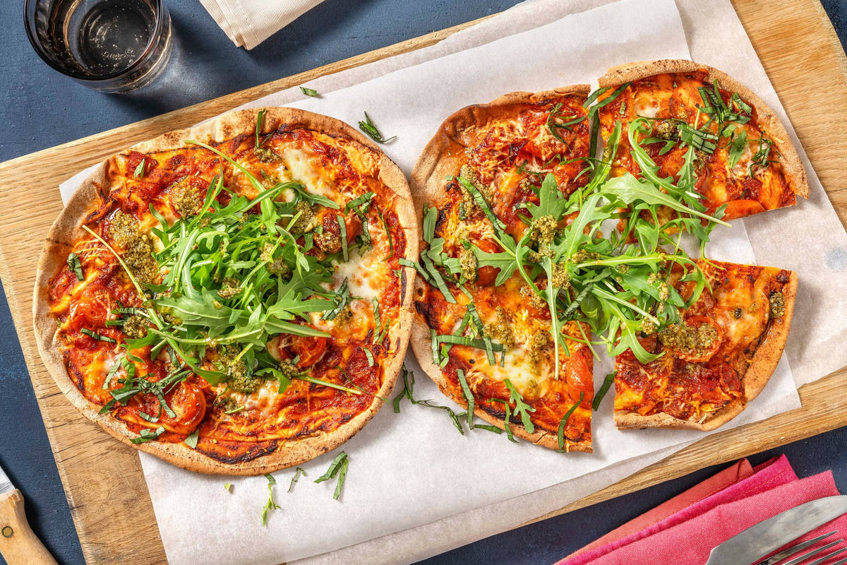 Platbroodpizza margherita met cherrytomaten