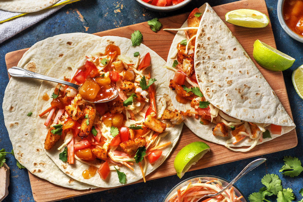 Mexicaans gekruide viswraps met kool-wortelsalade
