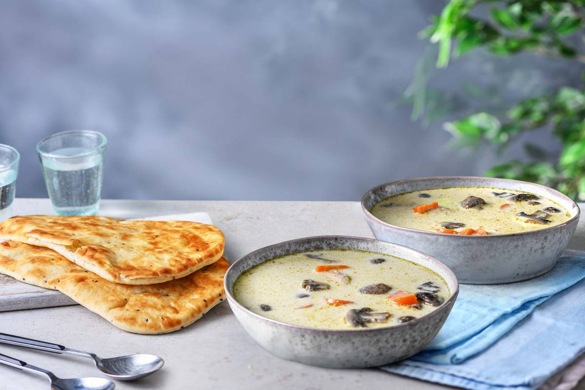 Soupe thaïlandaise au poulet et lait de coco accompagnée de pain naan