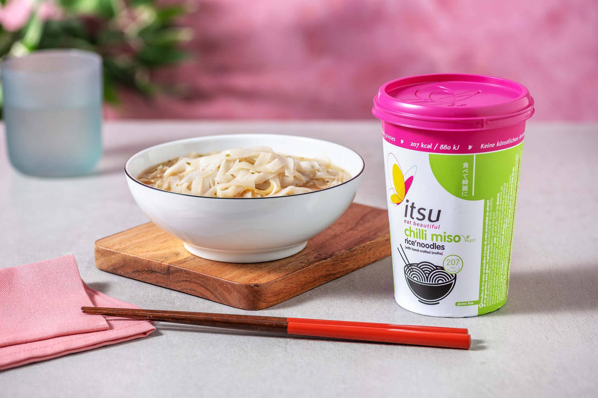 Itsu Chili Miso Rice Noodles Cup DE/FR/NL (63g)