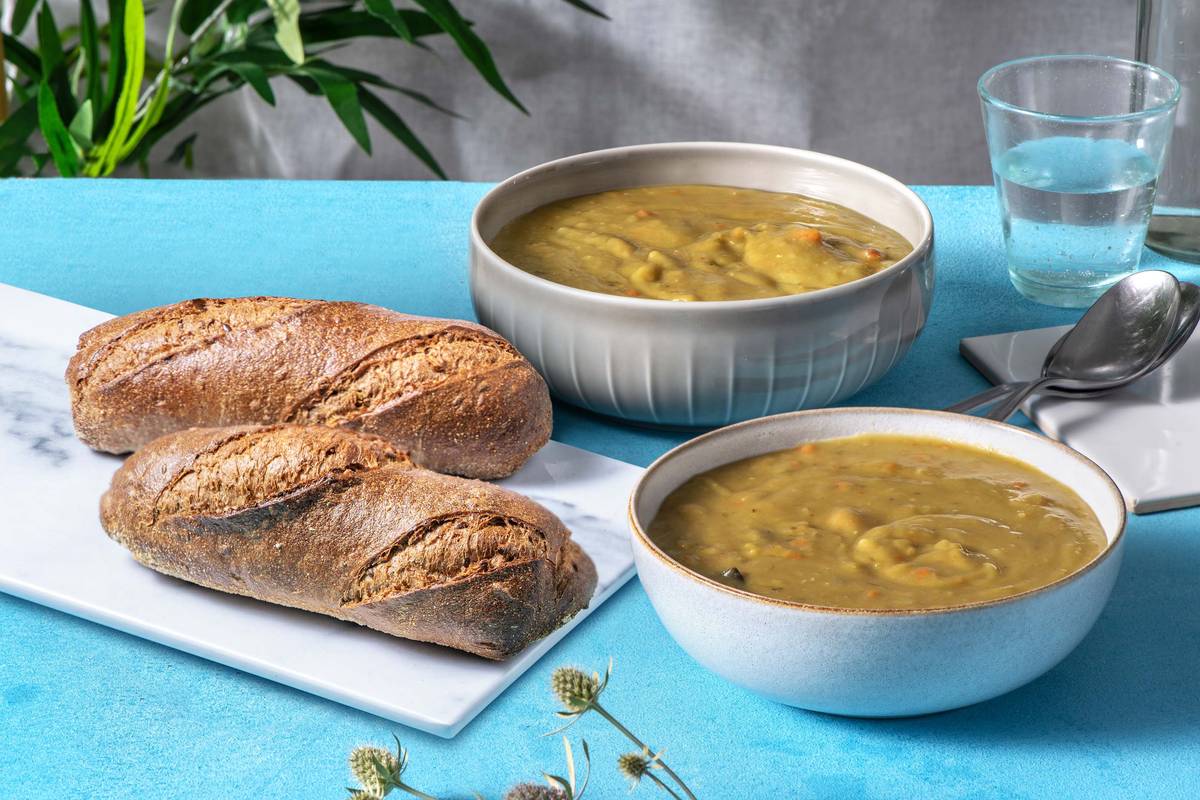 Verse erwtensoep met spek en rookworst met woutkorn demi-baguette