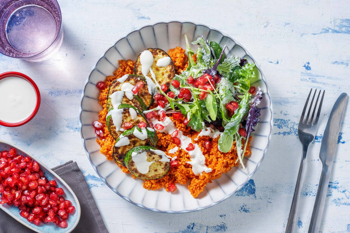 Couscous Bowl mit Zucchini und Granatapfel