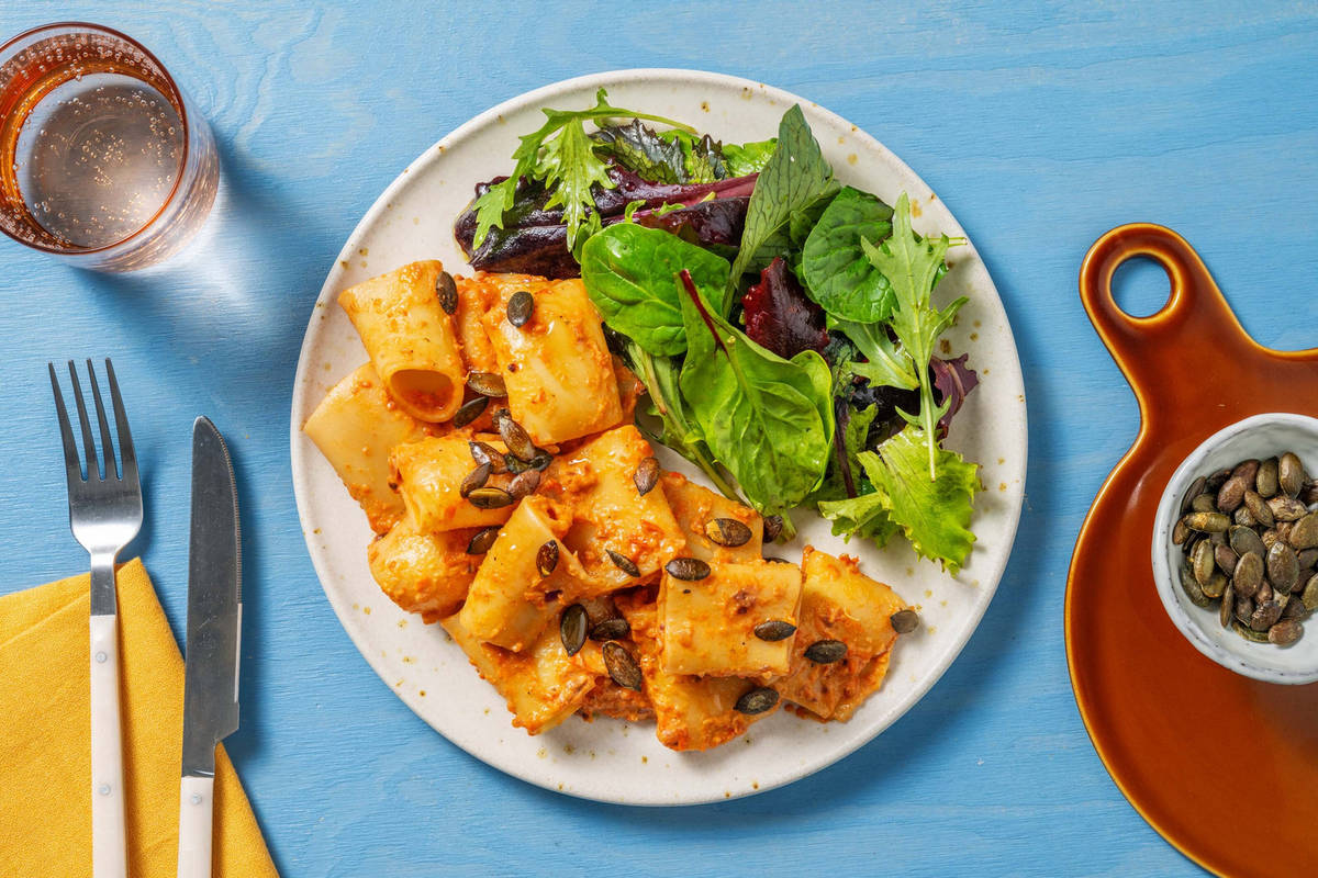 Paccheri mit Paprikasoße und Kürbiskernen