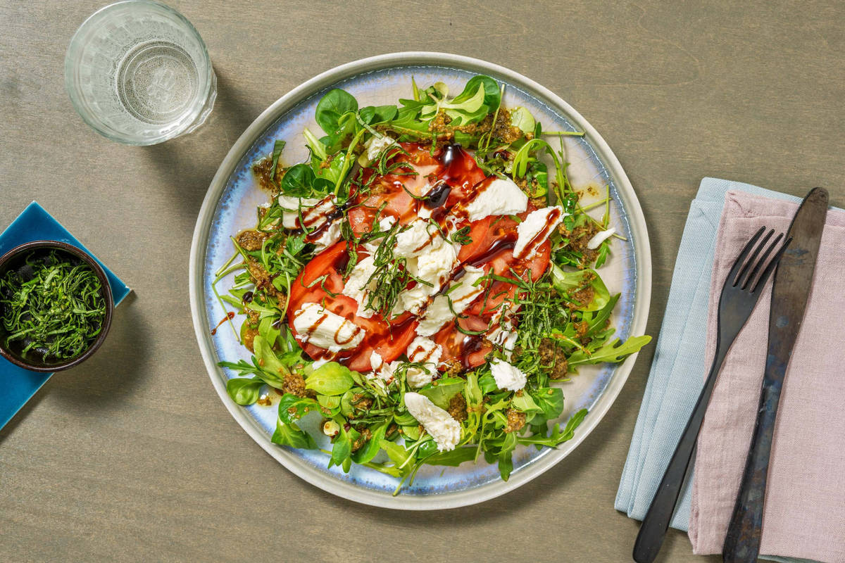 Salade met tomaat, buffelmozzarella en basilicum als extra