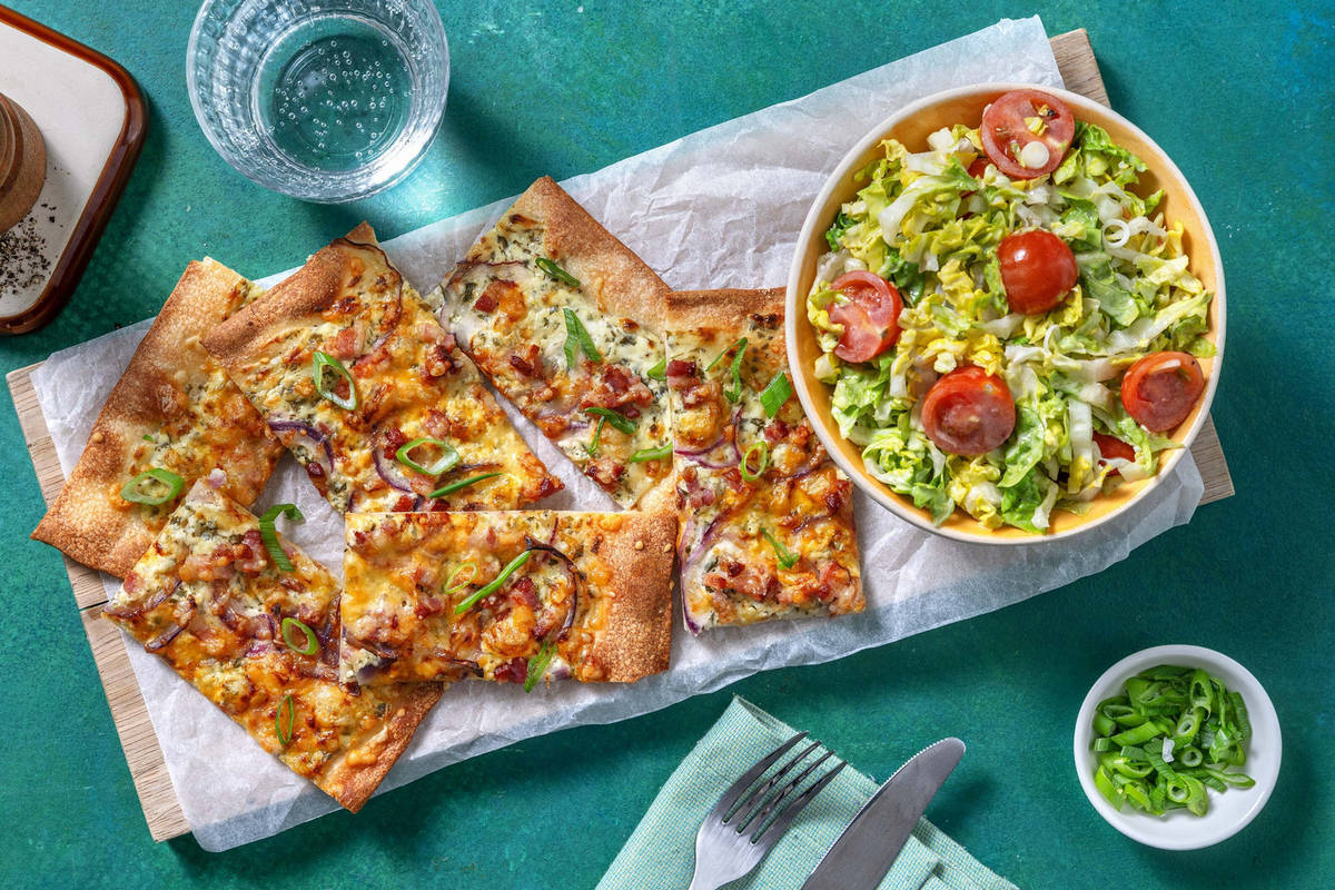 Flammkuchen mit Bärlauchschmand und Bacon