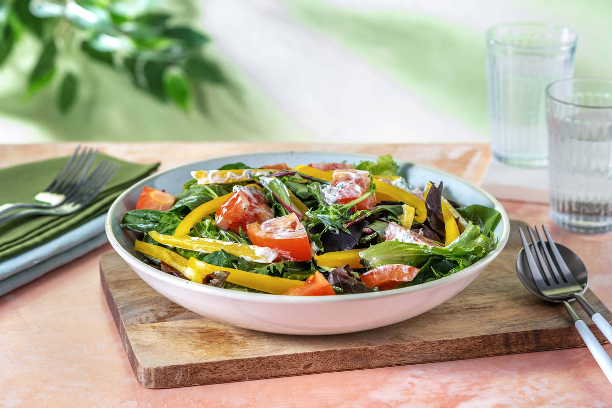 Bunter Salat mit cremigem Kräuterdressing