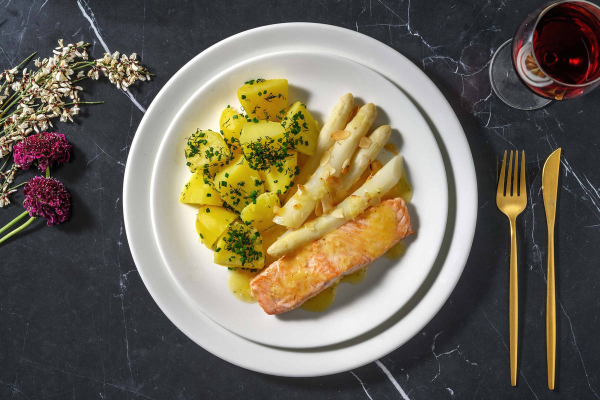 Lachsfilet mit Spargel und Orangen-Butter-Soße