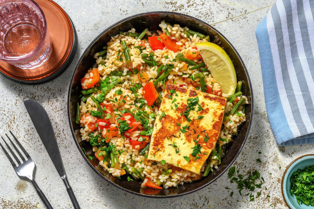 Spanische Reispfanne mit mariniertem Grillkäse