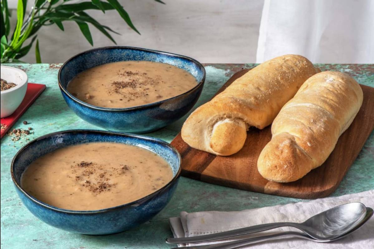 Verse bospaddenstoelensoep met biologische demi-baguette