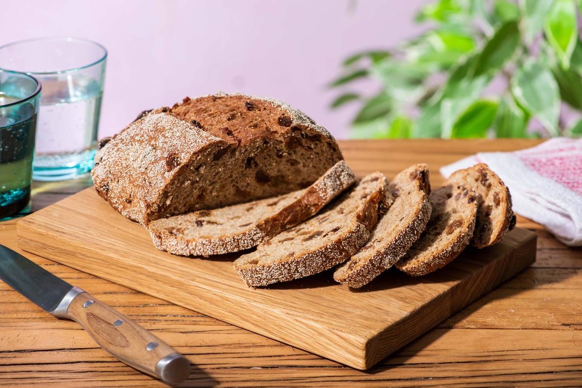 Batard met vruchten en walnoten
