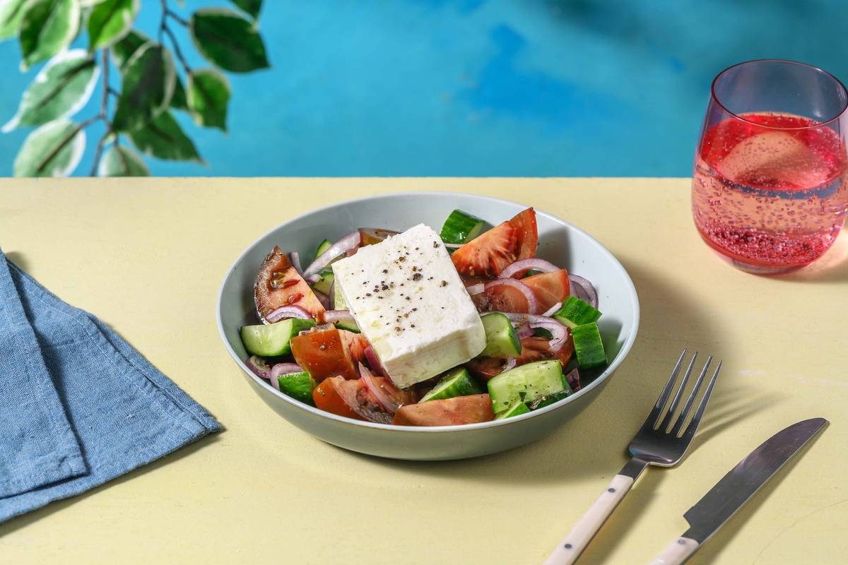 Griekse salade met feta, kumato tomaat en olijven als extra