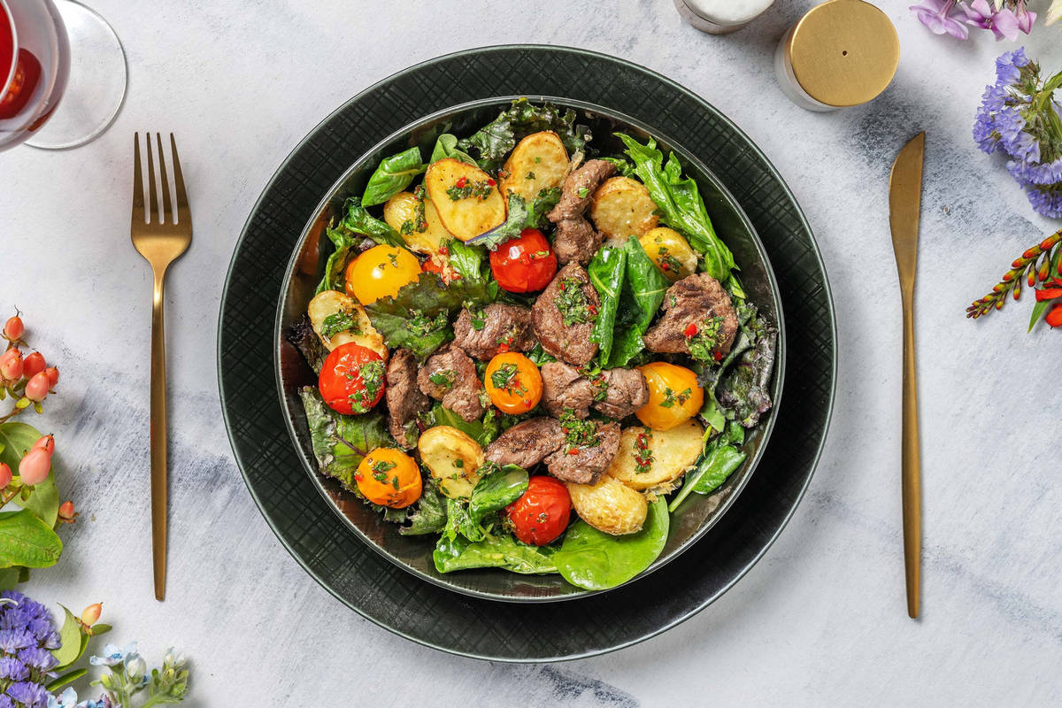 Rinderfiletspitzen mit Chimichurri auf Salatbett