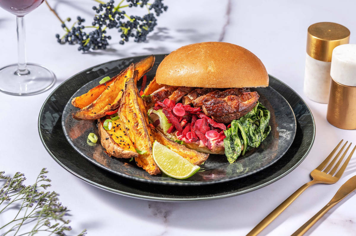 Peking Style Burger mit Perlhuhnfilet & Hoisin-Mayo