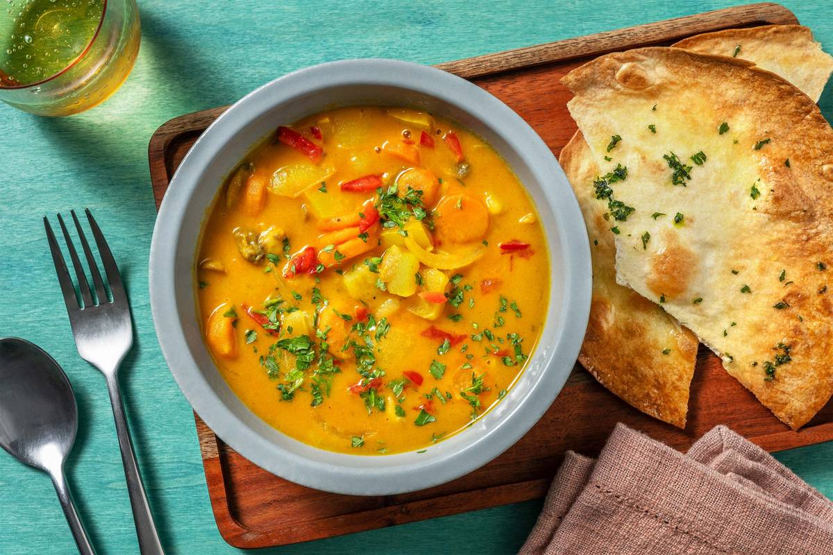 Goldenes Curry mit buntem Ofengemüse
