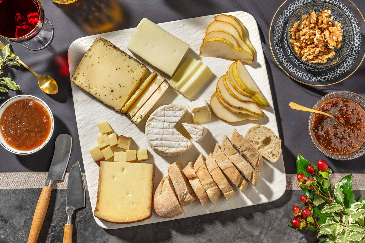 Festliche Käseplatte mit Steinofenbaguette