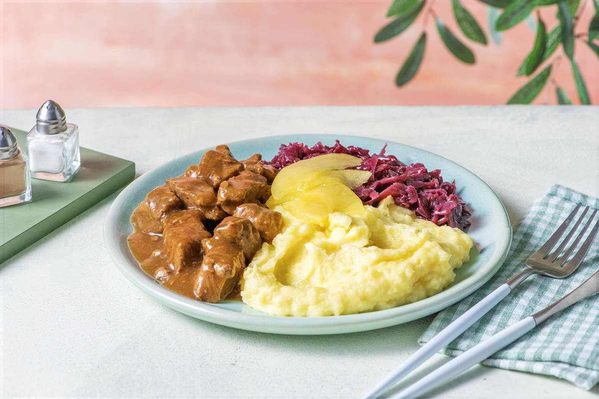 Runderhachee met puree, rodekool en appeltjes