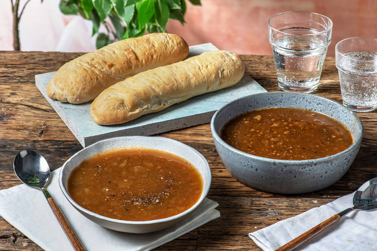 Soupe fraîche à l'oignon et demi baguette Recette HelloFresh