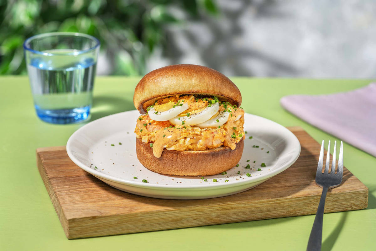 Petit pain brioché garni de salade aux œufs & crevettes