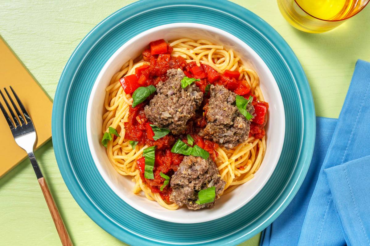 Spaghetti mit Hackbällchen in Tomatensoße