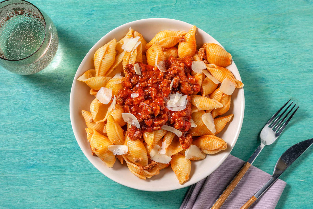 Verse conchiglie met tomatensaus en gehakt