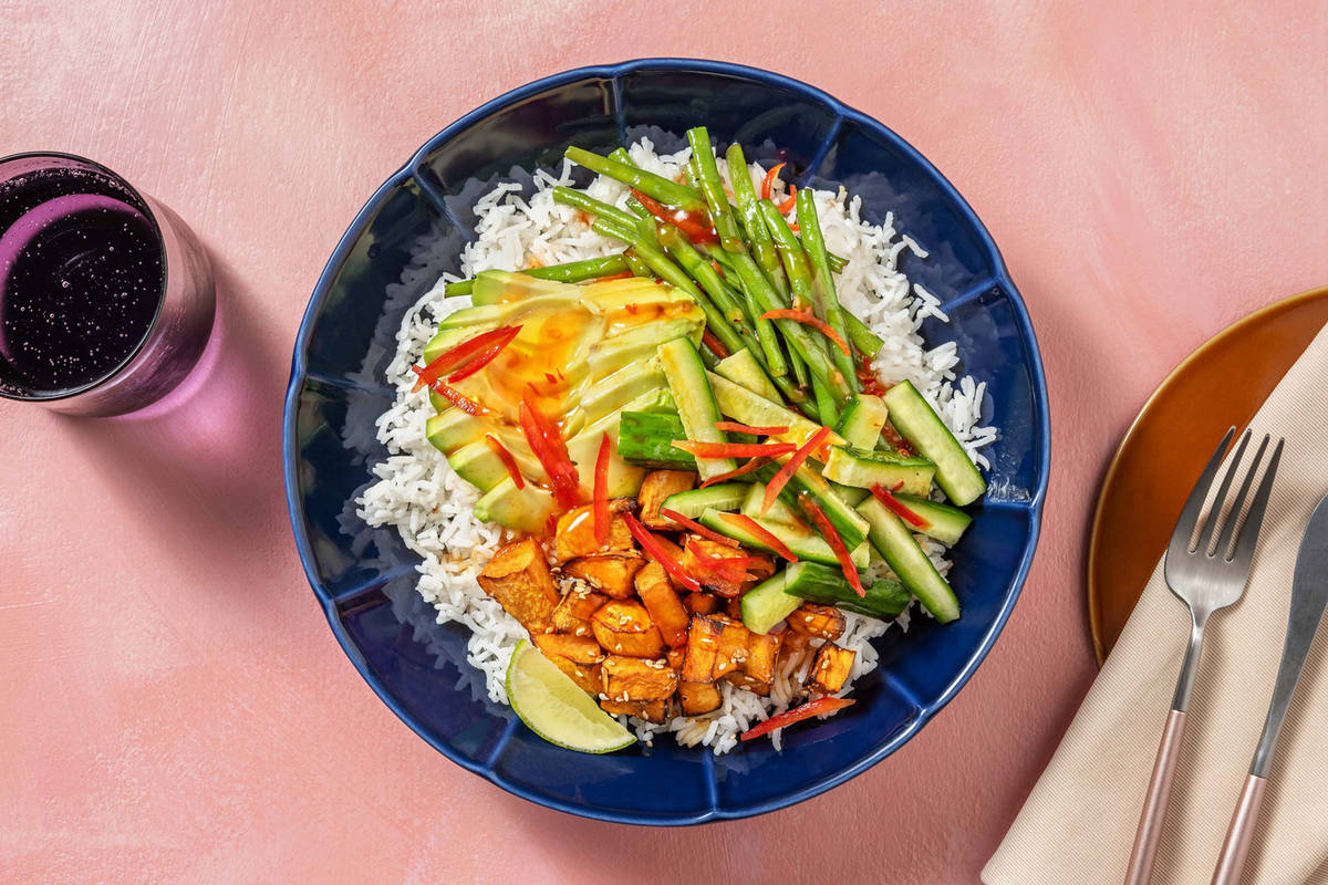 Vegane Bowl mit Sesam-Süßkartoffel & Avocado