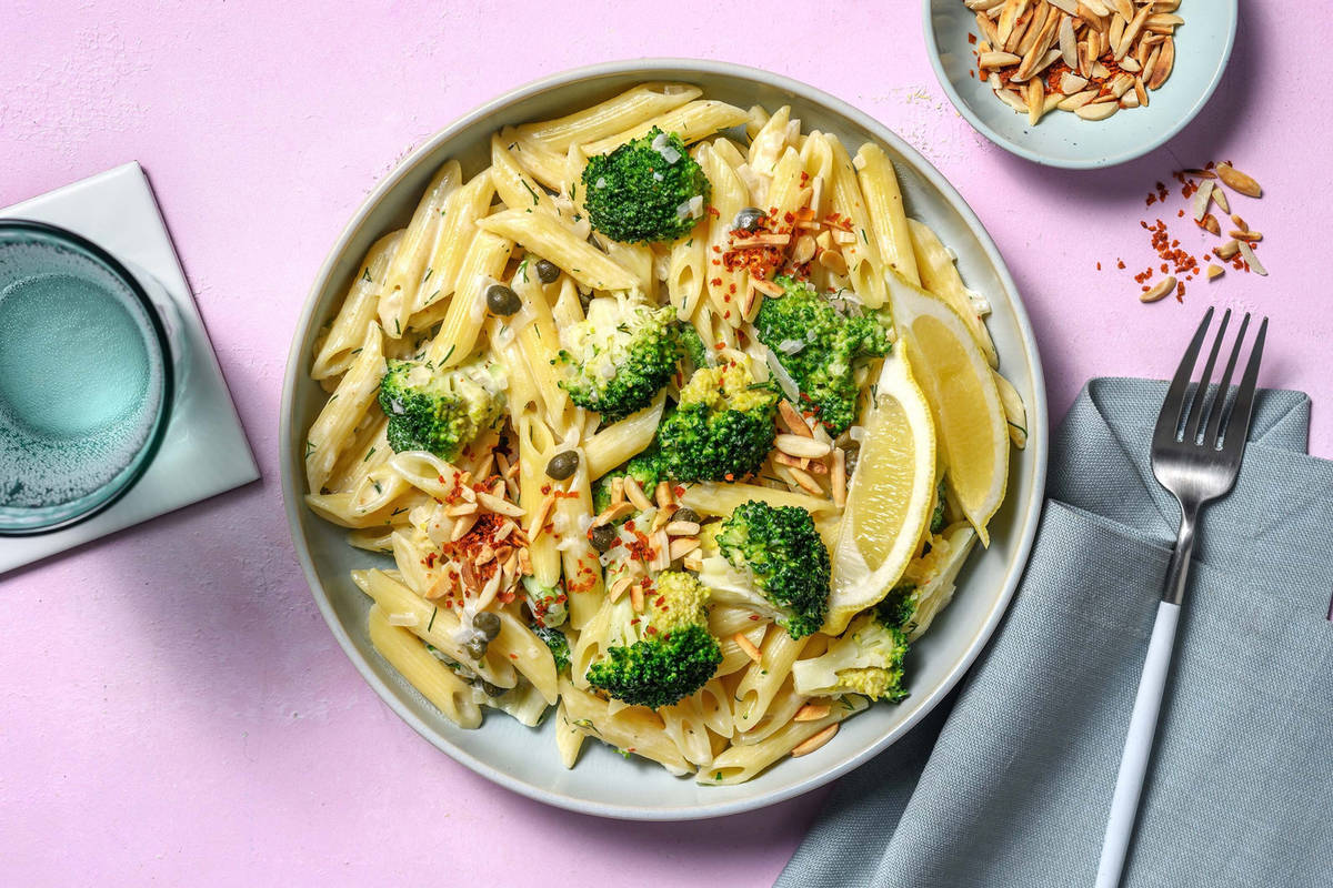 Skandi Kapern-Penne mit Mandel-Chili-Topping