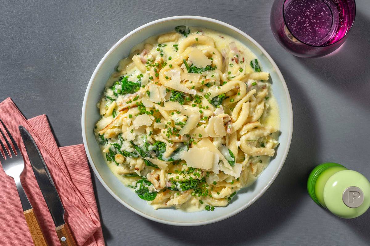 Alpine Käsespätzlepfanne mit Birne und Bacon