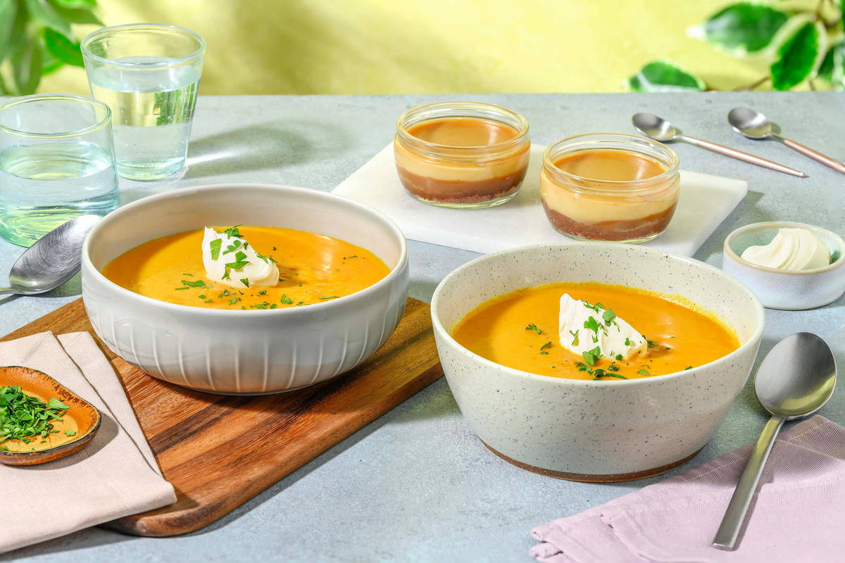 Deftige Rindfleisch-Gulaschsuppe mit Laugenstange