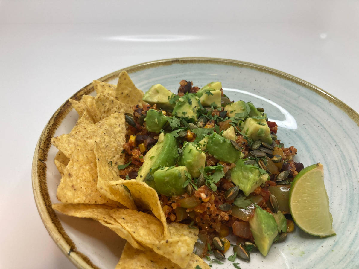 Mexikanische Quinoa Bowl mit Limettenjoghurt