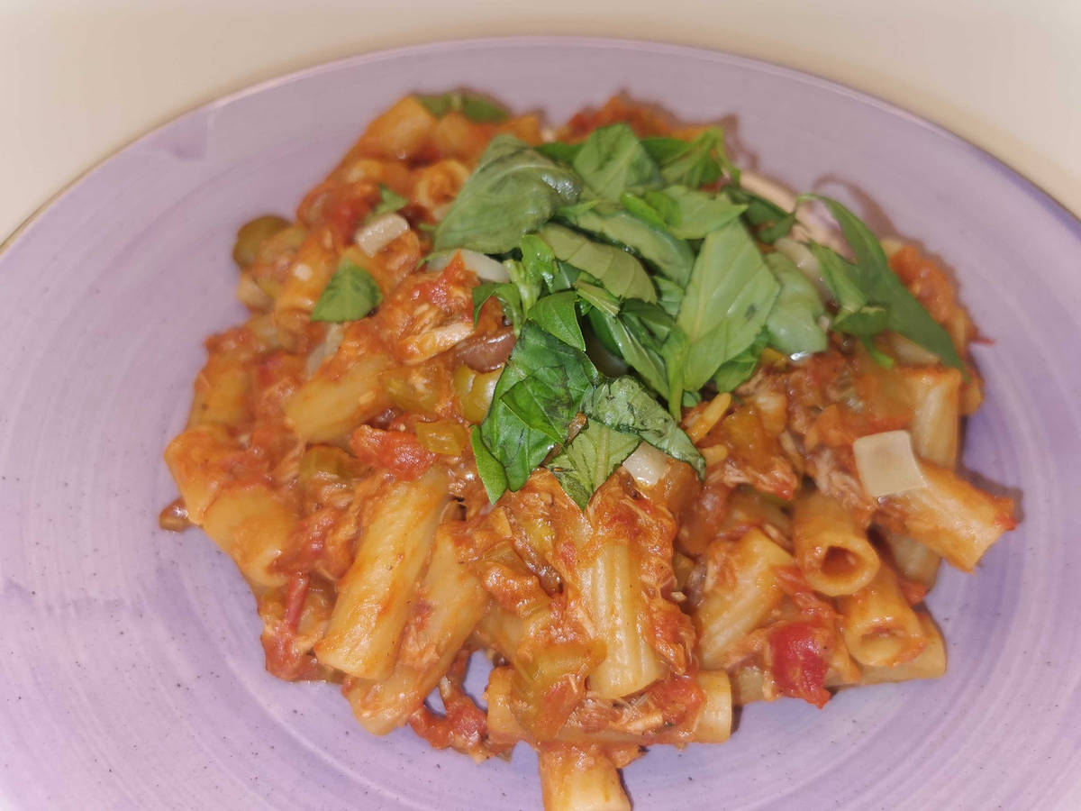 Pasta in Thunfisch-Tomatensoße