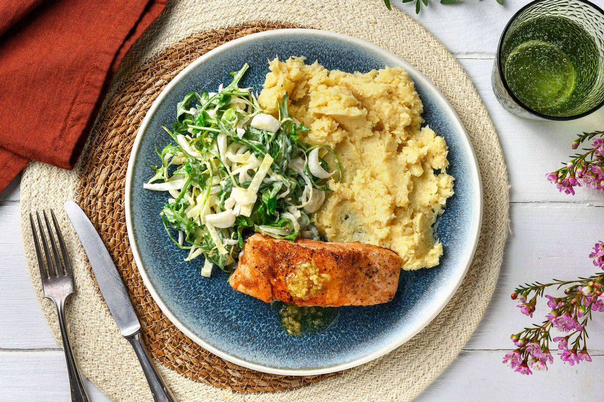 Zalmfilet in romige knoflooksaus