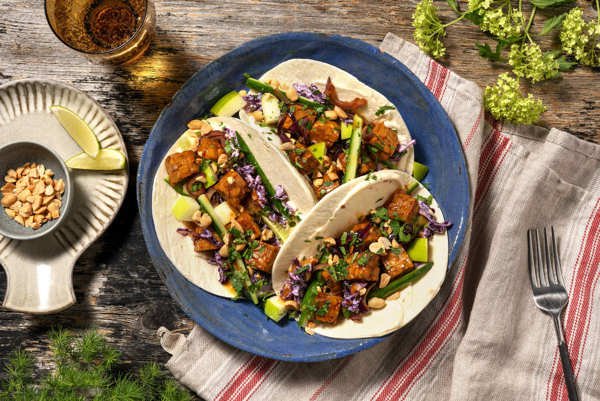 Aziatisch geïnspireerde tortilla's met tempeh en mangoketchup