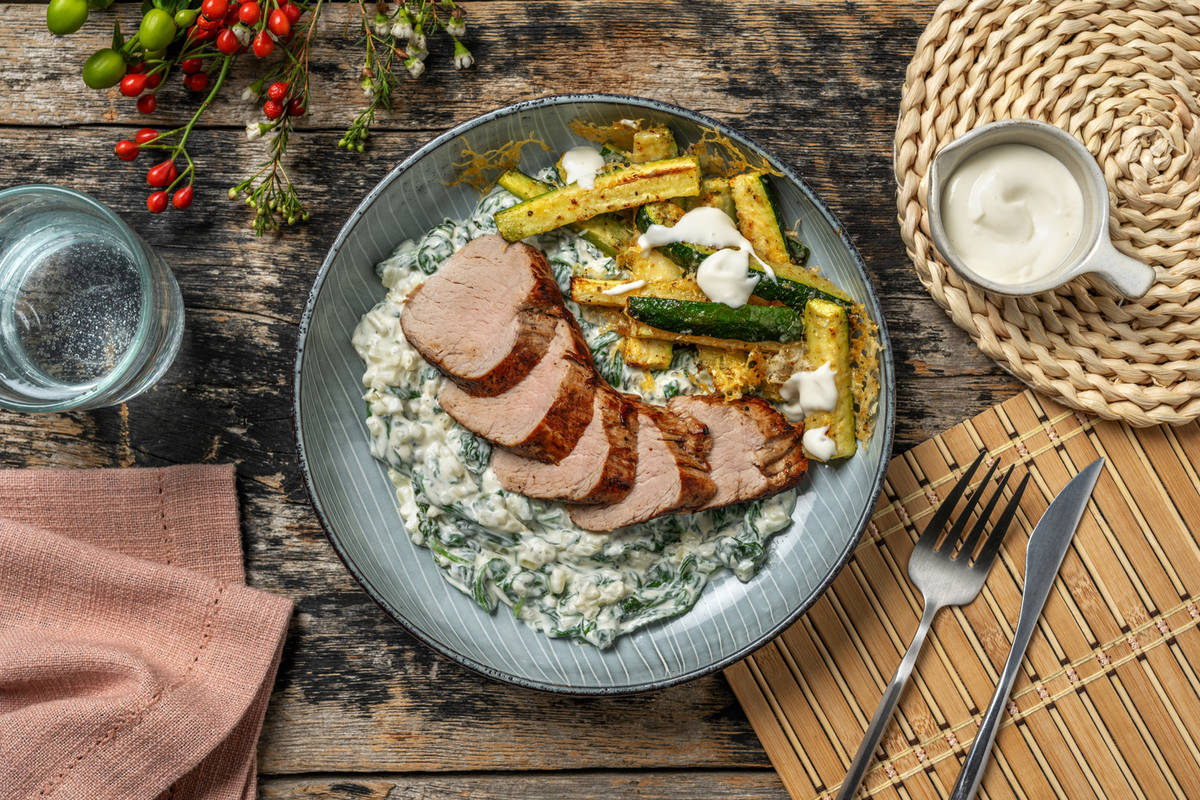 Varkenshaas met courgettefrietjes in parmezaankorst
