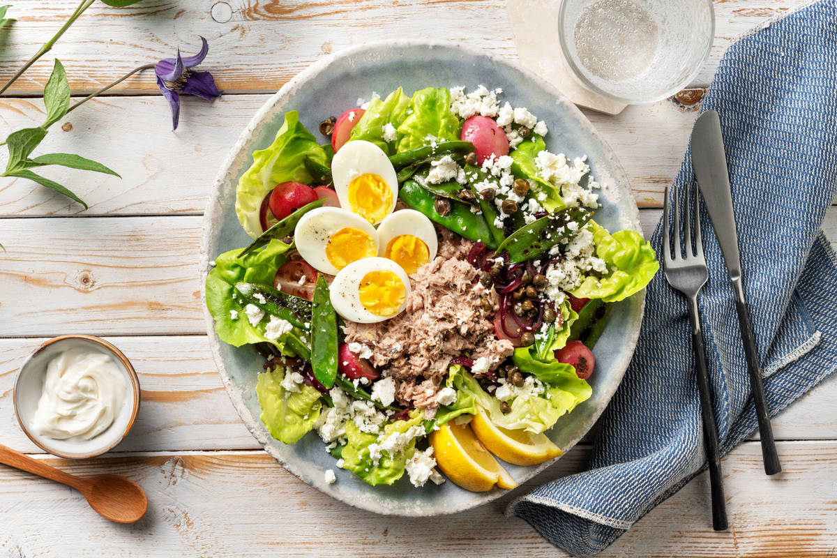 Lauwwarme tonijnsalade met gebakken radijs en peultjes