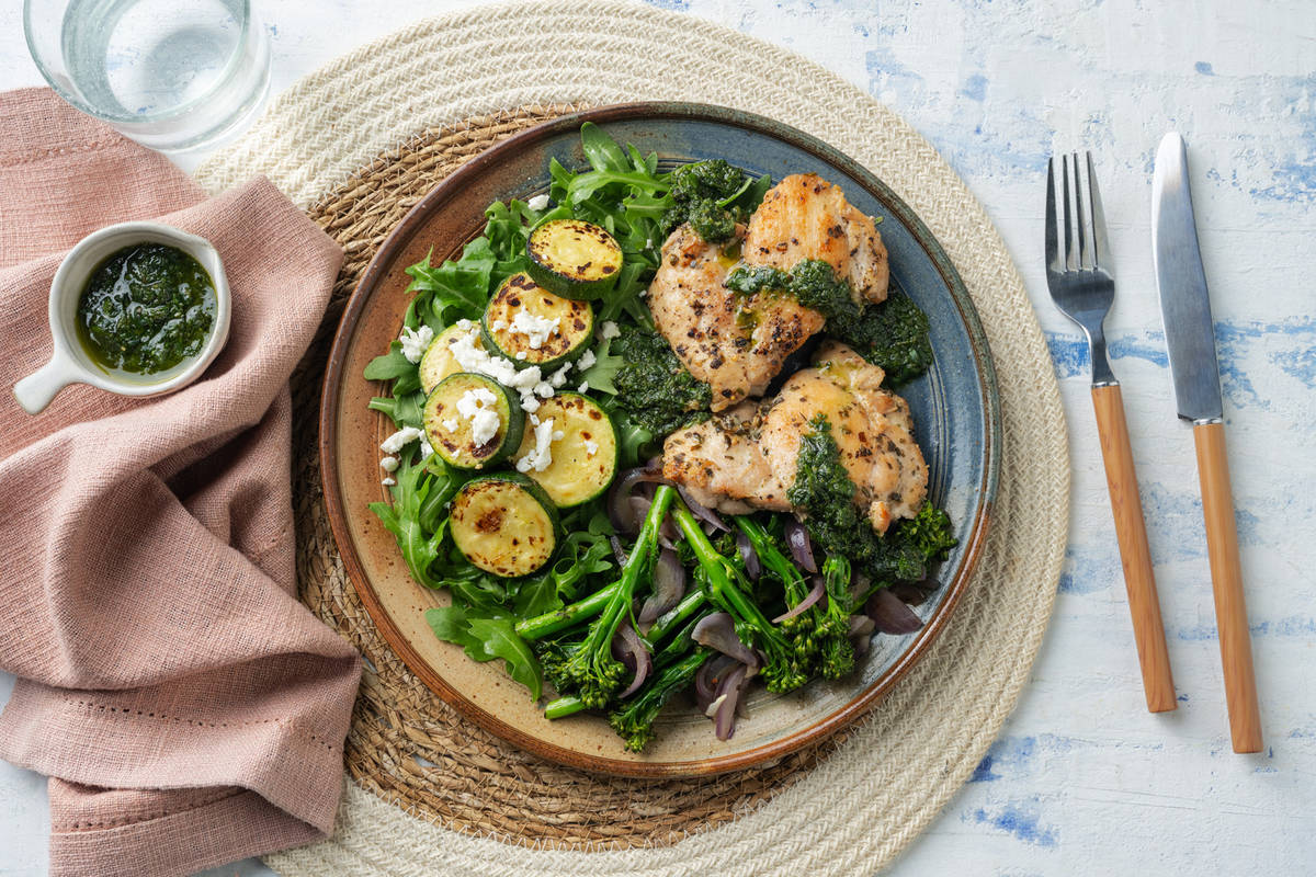 Kippendijfilet met feta en broccolini