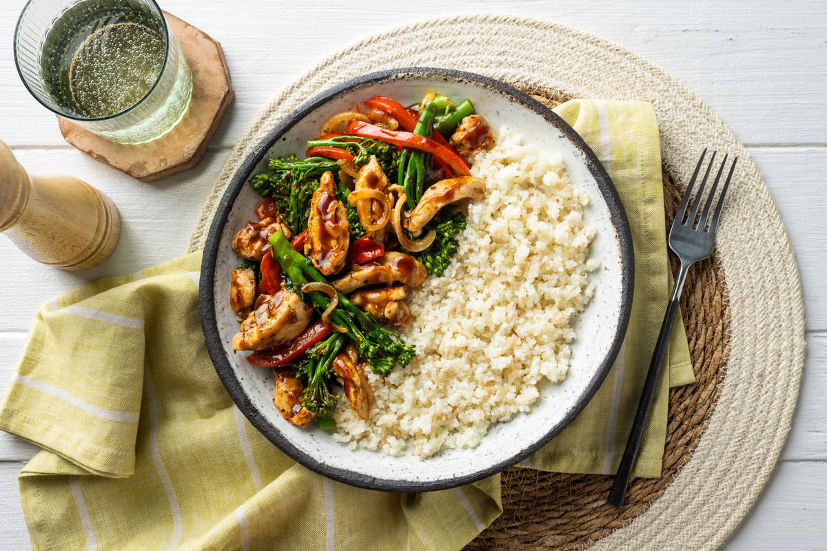 Tjap tjoy met kippendijreepjes en broccolini