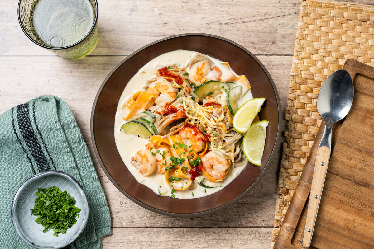 Pittige laksa curry met garnalen en knapperige taugé 