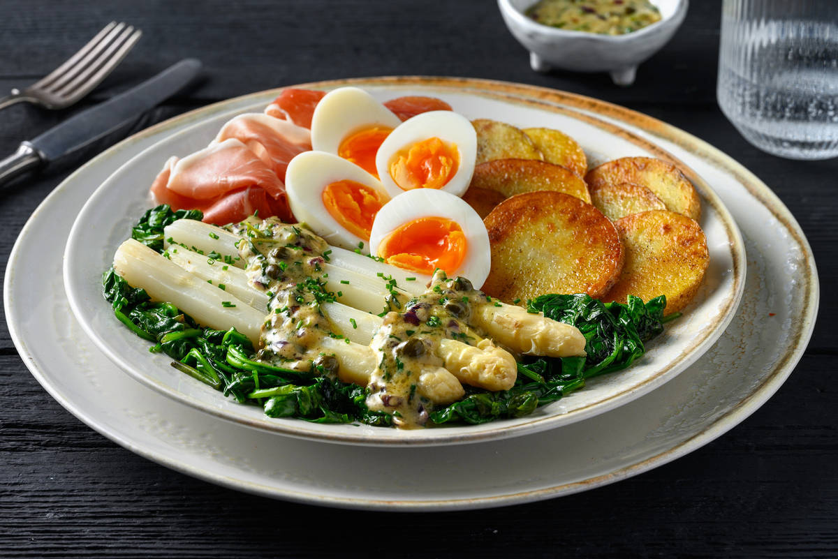 Witte asperges met serranoham, romige dragonsaus en aardappel