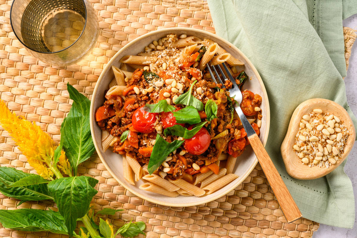 Pasta met vegan gehakt, tomaat, basilicum en prei