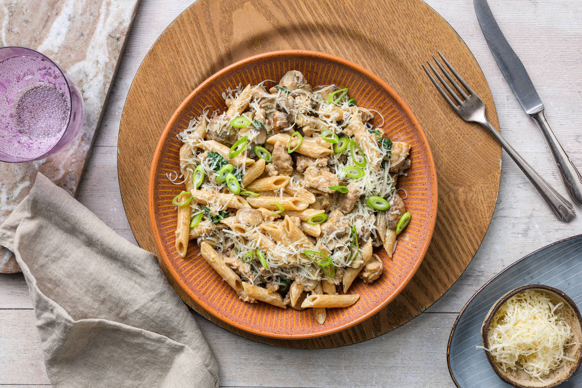 Penne met varkensworst in romige misosaus