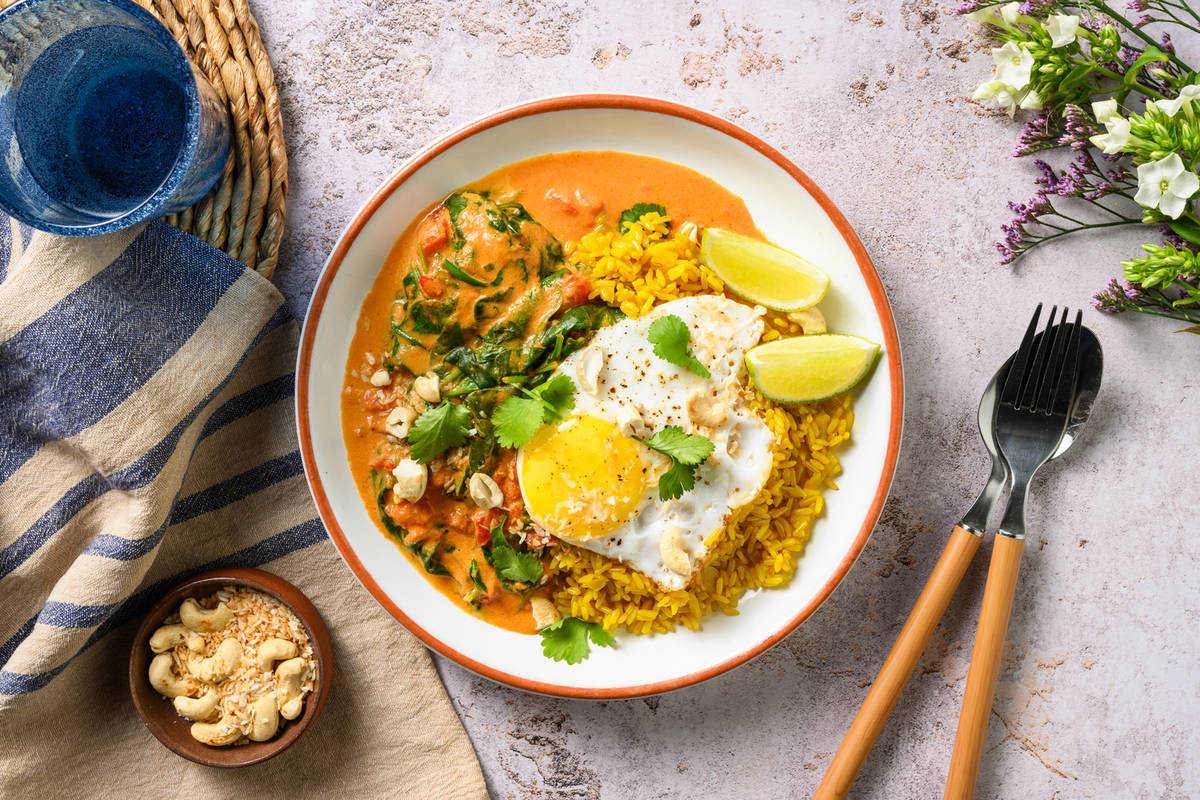 Curry d’épinards au lait de coco et œuf au plat