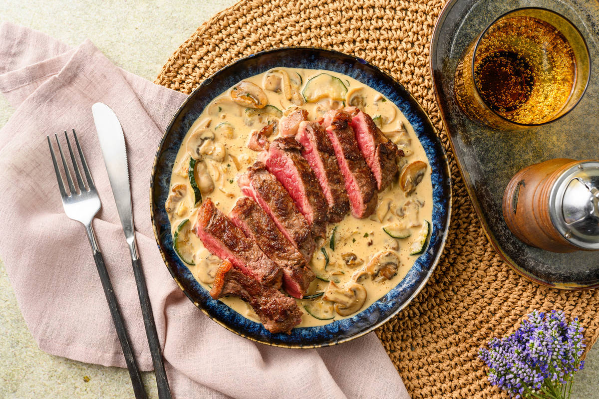 Steak met groenten in stroganoffsaus