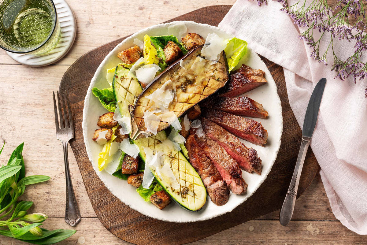 Steaksalade met basilicumdressing en Grana Padano