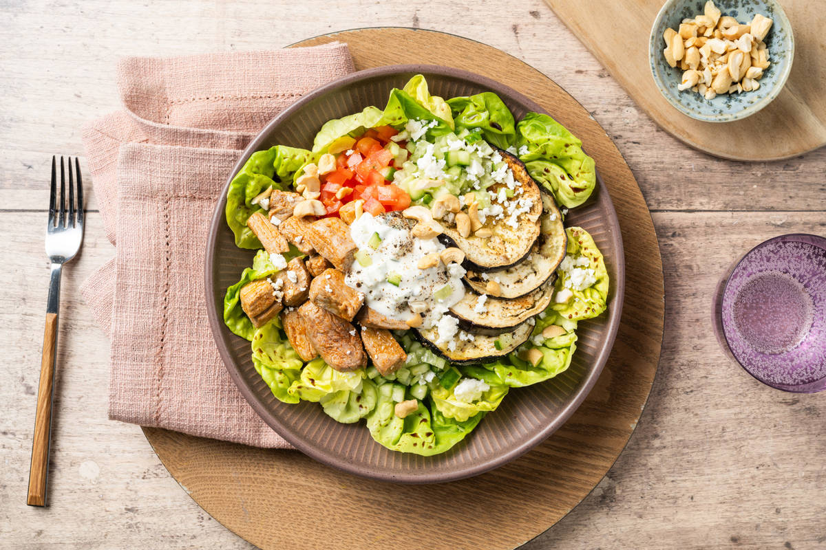 Griekse saladebowl met varkenshaasgyros