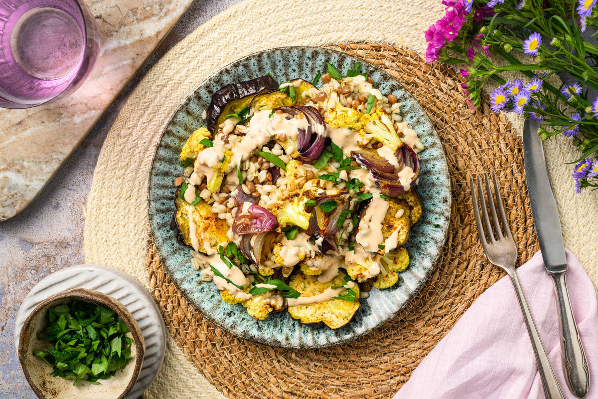 Parelgerstsalade met geroosterde bloemkool en aubergine