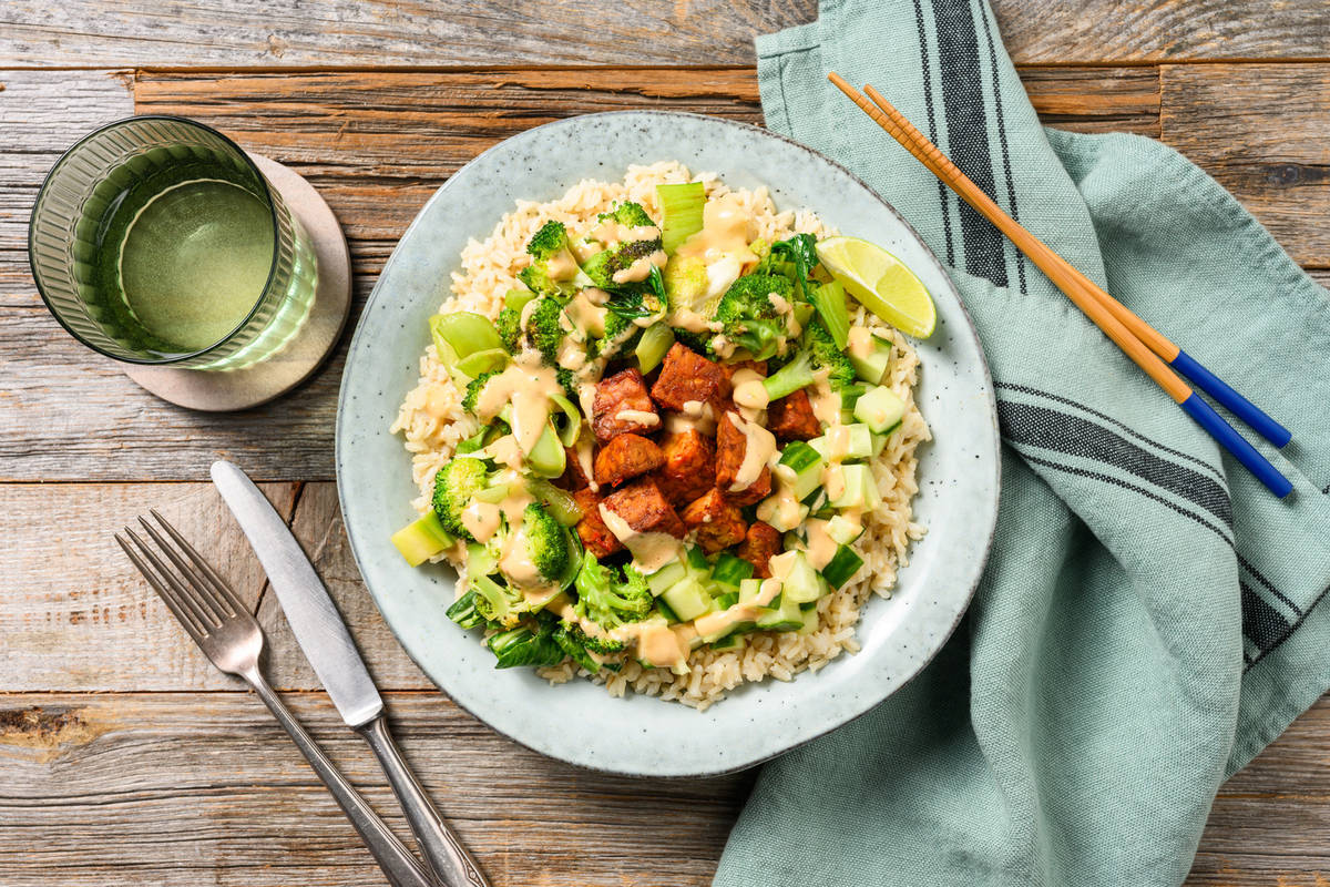 Vegan tempeh yakinuki met pittige mais-komkommer salade
