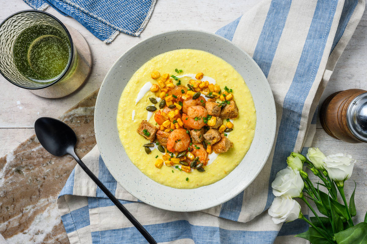 Pastinaak-maissoep met garnalen
