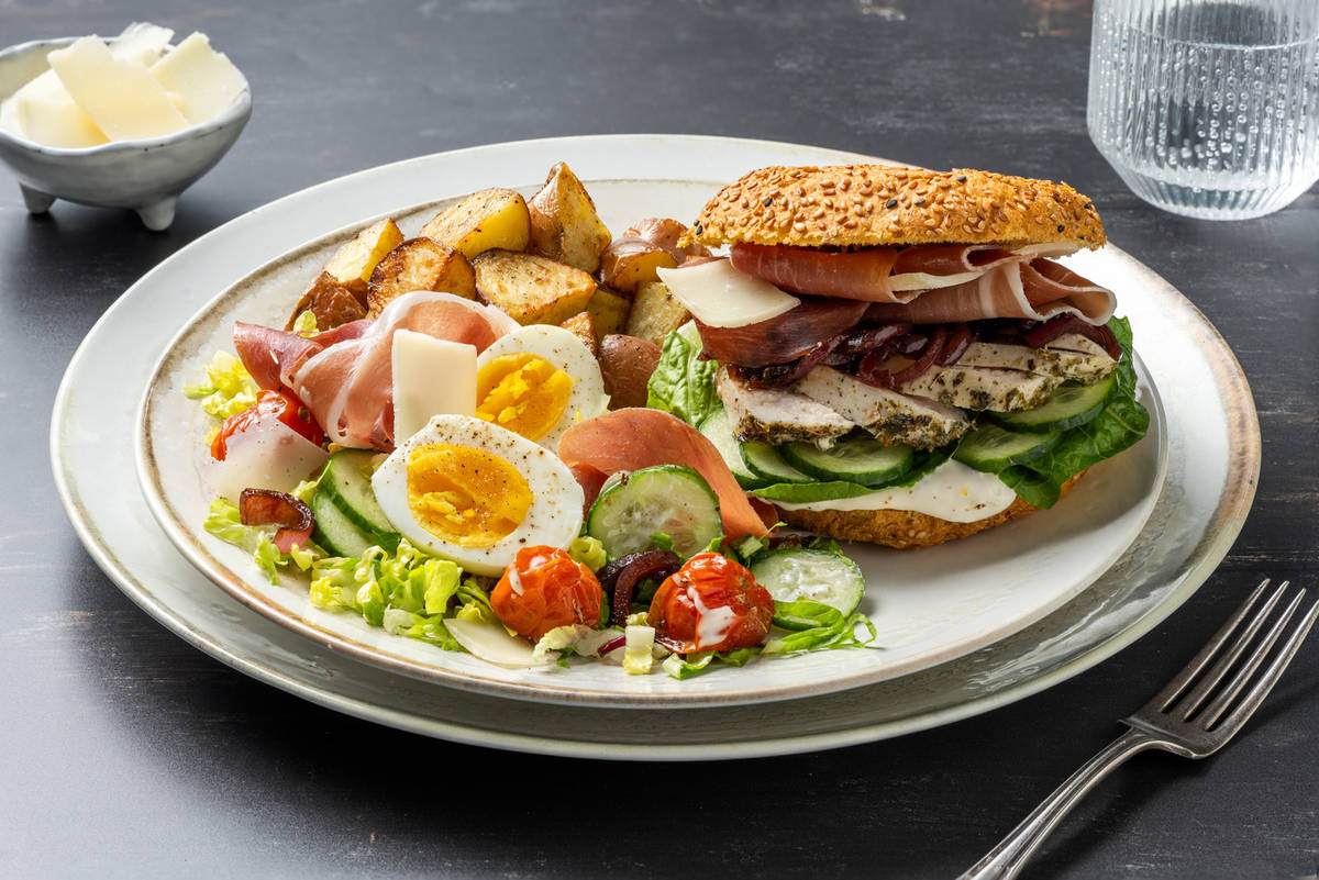 Caesarstijl burger van gegrilde kip en serranoham